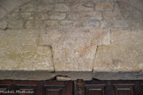 <center>Le cloître de la cathédrale Notre-dame de Nazareth</center>Cette gravure insolite dans la clef de linteau de la porte, est celle d’un visage masculin. Les yeux en amande, le nez droit, la barbe bifide rappellent les représentations byzantines du christ. Ce qui surprend, ce sont les cornes de taureau qu’il porte sur la tête. Elles donnent souvent lieu à des interprétations variées : A-t-on là un christ ? Est-il représenté en chef gaulois, ou en lien avec le culte de Mythra ou encore avec un symbole lunaire ?