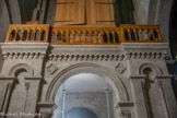 <center>La cathédrale Notre-dame de Nazareth</center>Tribune de l'entrée ouest.
