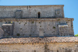 <center>La cathédrale Notre-dame de Nazareth</center>Au-dessus des deux contreforts, la frise reçoit deux masques humains sculptés en taille de réserve  avec un certain relief.