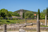 <center>Le site de la Villasse</center>La résidence familiale des marquis de La Villasse (XVIIIe siècle) domine le site archéologique auquel elle a donné son nom. L'origine en est néanmoins plus ancienne et fait référence à des vestiges : on y retrouve le mot villa ou ville complété du suffixe péjoratif «asse». Ce secteur, autour de la cathédrale (XIe-XIIe siècle), de son cloître : et du palais épiscopal, était le cœur de la ville médiévale. La chapelle Saint-Quenin pourtant proche, était en dehors. Dans la seconde moitié du XIIIe s., la ville est délaissée par la population qui s'établit sur la hauteur rocheuse de la rive gauche de l'Ouvèze.