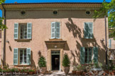 <center>L’Harmas à Sérignan-du-Comtat </center>A l'entrée du village de Sérignan s'ouvre le domaine champêtre qui servit de refuge et de lieu d'étude à Jean- Henri Fabre. Le célèbre entomologiste passa les trente dernières années de sa vie dans cette bastide simple. C'est en 1879 que Jean Henri Fabre achète ce domaine d'environ 1 ha comprenant un mas ou bastide et une terre en friche nommée harmas en provençal.