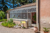 <center>L’Harmas à Sérignan-du-Comtat </center>La serre froide.
En 1880, Fabre fit construire une petite serre froide attenante au cabinet de travail. Exposée au sud, il y entreposait en hiver les plantes fragiles. Il pratiquait ses activités de bouturage et observait divers insectes qui y trouvaient refuge.
Aujourd'hui, elle abrite les plantes gélives : une collection de pélargonium, quelques plantes exotiques comme les bananiers, les brugmansias, les crassulacées
« La serre, avec sa chaleur d'étuve pendant la belle saison et sa vive illumination équivalant à celle du plein air, est assez fréquentée. Par escouades de quelques douzaines, le Chalicodome ne manque guère d’y bâtir chaque année, tantôt sur le vitrage, tantôt sur les fers de la charpente. D’autres petits essaims s’établissent dans les embrasures des fenêtres, sous la corniche de la porte d’entrée, dans l’intervalle entre le mur et un volet maintenu ouvert. »
Souvenirs entomologiques, livre IV.