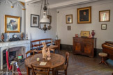 <center>L’Harmas à Sérignan-du-Comtat </center>La salle à manger typique du XIXe siècle permet de retrouver avec émotion le cadre de vie de l'époque du naturaliste. Tout est là : buffet, table, chaises, radassier, horloge et bibliothèque vitrée contenant un choix d'ouvrages de Fabre, piano et harmonium sur lesquels il composait la musique de ses poésies provençales, photos et bibelots de famille.