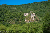 <center>Rochechinard.</center>Le château occupe une étroite et abrupte plate-forme rocheuse à 600 mètres d’altitude, dominant le village de Rochechinard. Le site fut probablement occupé dès le XIIe siècle par une rocca possédée par la famille des seigneurs du Royans. Durant cette période, le château n’est probablement qu’une modeste rocca, caractérisée par la présence d’une tour, d’une aula, d’une chapelle castrale dédiée à saint Georges et d’un bâtiment annexe matérialisé par une grande case-encoche.