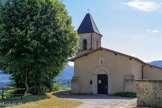 <center>Rochechinard.</center>Eglise Saint Georges. Elle se trouve en contrebas du château médiéval. Mentionnée dès le 14e, elle relève du diocèse de Valence. Remaniée à l'époque moderne et restaurée récemment, c'est un édifice simple aux formes trapues. La façade, percée d'un portail en plein cintre, est composée de piedroits agrémentés de colonnettes sur consoles et d'un tympan lisse sur lequel a été placée une croix. Le mur est flanqué de part et d'autre de contreforts d'angle.