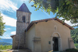 <center>Rochechinard.</center>Au nord, un clocher-tour de style alpin s'appuie contre la nef. Construit en moyen appareil plus ou moins régulier, le 1er niveau supporte un étage dans lequel sont installées les cloches. Celui-ci, souligné par un bandeau plat, est percé d'ouvertures en plein cintre sur chacune de ses faces. La toiture formée de 4 pans est en pierre de taille.