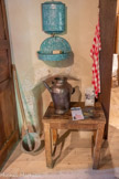 <center>Rochechinard.</center>Lavabo de cuisine en fer avec réservoir.