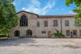 <center>Beauvoir-en-Royans</center>Couvent des Carmes. La cour. A gauche, la chapelle, avec une fenêtre gothique. Le nom de Dauphiné, qui désigne ce territoire depuis 1285 seulement, vient du surnom de dauphin, donné aux princes qui le gouvernèrent. Mais cette principauté indépendante connut une constitution lente et difficile. Alors qu'ils ne tiennent au XIe siècle qu’une dizaine de châteaux, les dauphins de Viennois s’imposent comme les premiers parmi la noblesse, grâce à une politique habile d'acquisition de biens et de droits, à des mariages prestigieux apportant en dot de nouveaux territoires et à la mainmise sur les évêchés. Leur puissance est cependant limitée, surtout en raison des conflits avec la Savoie voisine et rivale.