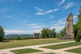 <center>Beauvoir-en-Royans</center>Emplacement du château delphinal : en face, le donjon ; à droite, l'entrée de la chapelle. Occupant toute la partie nord du bourg fortifié le palais des dauphins reste mal connu : les archives mentionnent toutes sortes de bâtiments aujourd’hui disparus, qu'il est bien difficile de situer dans le grand pré, aujourd’hui désert, où ils se dressaient au Moyen Âge.
Un grand espace consacré au verger et au jardin d’agrément, séparait les bâtiments princiers du village, limite symbolique autant que matérielle ; on y accédait par un élégant pont de pierre, encore conservé. Le palais lui-même, protégé par un mur d’enceinte, était défendu par quatre grandes tours, dont une seulement a subsisté.