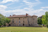 <center>Beauvoir-en-Royans</center>Le château de Beaumont.
La construction de cet édifice eut constitué d'un grand corps logis quadrangulaire flanqué d’une tour circulaire, fin du XVIe siècle. L’arc en tiers-point et son bel appareil en pierres de brossage, qui rappellent la porte de Ville datée du XIVe siècle, doit donc être un remploi. En 1691; le propriétaire de la bâtisse est en procès avec les carmes qui accusent son prédécesseur, le vice-bailli de Garagnol, de s’être indûment emparé du jardin de Beauvoir, en l'absence des moines durant les guerres de Religion, pour y construire son château à l'aide des pierres de l'ancien delphinal. Le château est aujourd'hui une propriété privée.