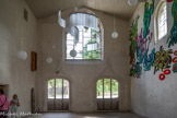 <center>Beauvoir-en-Royans</center>Couvent des Carmes. En 1343, le dauphin Humbert II cède aux religieux de l’ordre des carmes, les parties basses de son « domicile » de Beauvoir, pour y installer un couvent. Dans ses testaments successifs, il dote cette fondation de revenus destinés à la construction du monastère. Pourtant, l’observation de la chapelle actuelle révèle un édifice remontant seulement au XVe siècle. Il s’agit d’un bâtiment de plan simple, de deux travées voûtées sur croisées d’ogives aujourd’hui disparues ; une nef prolongeait sans doute l’édifice côté nord. Le chœur est éclairé par une grande baie à remplage que remplace un vitrail contemporain. De part et d’autre de l’autel placé sous cette fenêtre, deux petites chapelles présentaient des décors sculptés de grande qualité. On suppose qu’un clocher flanquait l’église, et qu’un cloître organisait l’ensemble des bâtiments monastiques.