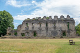 <center>Beauvoir-en-Royans</center>Le château delphinal. L’enceinte du château.
Même si l’on peut restituer l’emplacement de l’ancien rempart sur la plus grande part de son tracé, le seul pan de mur encore en élévation se trouve au-dessus de la rampe d’accès au château, connu sous le nom de «grande muraille».
Il présente deux étapes de construction bien identifiables. La première consistait en un mur de défense, couronné de larges merlons (partie de mur pleine entre deux créneaux). Dans un second temps, le mur fut rehaussé tandis que des ouvertures, à encadrement de molasse, étaient aménagées dans les créneaux primitifs. Ces fenêtres s’ouvraient sur un nouveau corps de bâtiment étroit et allongé, sans doute la «grande salle» ou salle haute (aula alta). Deux à trois grandes salles de réception, les aulae, sont mentionnées dans les textes anciens. Appelées salle des dauphins et salle des Babouins, elles attestent de la magnificence du palais de Beauvoir. Ainsi, en 1338, Humbert II lance-t-il la construction d’une grande galerie de vingt arcades et acquiert dans le même temps plusieurs maisons du bourg pour agrandir le verger.