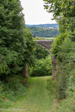 <center>Beauvoir-en-Royans</center>Le château delphinal. Le pont et l’accès au château.
L’un des quatre accès au château et bourg fortifié de Beauvoir passait par le fossé, sous ce pont. Une porte barrait probablement le chemin un peu plus haut. Un second fossé, aujourd’hui comblé, se retournait jusqu’à la chapelle afin d’isoler complètement le château du reste du village. Placé dans le prolongement du mur d’enceinte du bourg, le pont, que protégeait un système de défense en bois (chaffal), servait de chemin de ronde.