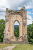 <center>Beauvoir-en-Royans</center>Le château delphinal. L'ogive de la chapelle. Construite sans doute sur les vestiges de l'enceinte primitive du château delphinal (vers 1250). L'édifice, orienté et à chevet plat, comporte une nef unique et vraisemblablement deux chapelles latérales superposées, situées sur le mur gouttereau nord (le mur portant une gouttière ou un chéneau). Le chœur est couvert par une voûte à croisée d'ogives (tuf pour les voûtains) et éclairé par une grande baie (faite en molasse) dite à remplage (qui a une armature de pierre qui, dans le style gothique, encadre de ses festons les vitraux des fenêtres à plusieurs lobes). Dans le mur nord, on constate à l'emplacement de boulins qui supportaient une traverse d'échafaudage, formant une possible loggia pour que la famille des dauphins assiste à la messe depuis leurs appartements.