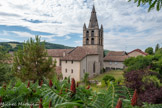 <center>Saint-Jean-en-Royans.</center>Eglise Saint-Jean. Le clocher de type roman alpin  succède à l'ancien clocher autrefois situé à l'entrée de l'église médiévale. Aujourd'hui placé au nord, il est constitué d'un moyen appareil régulier à joints fins. Sans doute n'a-t-il pas pu être achevé au moment de la consécration de la nouvelle église en 1700 mais au début du XIXe siècle.