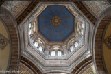 <center>La Basilique Cathédrale Sainte-Marie-Majeure</center>Le dôme central. Les murs des huit côtés sont éclairés par huit fenêtres géminées en plein cintre et placées dans des arcades encadrées de colonnes à chapiteaux sculptés, surmontées d'une rosace, dispensant ainsi la lumière à 60 mètres de hauteur.