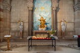 <center>La Basilique Cathédrale Sainte-Marie-Majeure</center>Le transept Ouest. La Vierge de l'Assomption entourée de deux anges lampadophores.