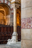 <center>La Basilique Cathédrale Sainte-Marie-Majeure</center>Les colonnes en onyx de Tunisie reposent sur des piédestaux en marbre gris avec à leurs pieds des dauphins qui enserrent dans leur gueule un poisson, symbole du Christ, emprunté aux catacombes.