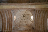 <center>La Vieille Major</center>Croisée du transept. Rectangulaire, pour la  ramener à un plan carré, on a utilisé cinq arcs segmentaires en encorbellement. Quatre trompes, ornées des symboles des quatre évangélistes, permettent de passer du plan carré au plan  octogonal de la coupole.