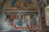 <center>Chapelle saint Antoine.</center>En bas, au-dessus de l’autel, saint Antoine assis sur une large cathèdre surmontée d’un dais, entouré (de gauche à droite) de sainte Catherine (effacée), Saint Martin, Bernard de Clairvaux (1090-1153) et Sainte Brigitte de Suède (1303-1373). A droite, l'immense gueule ouverte du léviathan, l’entrée des enfers, destinée à avaler les âmes des damnés appelés par un diablotin jouant du tambour. La seule fenêtre à gauche éclaire, une fois par an, , en janvier, saint Antoine.