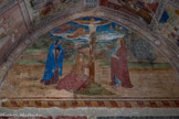 <center>Chapelle saint Antoine.</center>On reconnait Sainte Marie-Madeleine à genoux enlaçant la base de la Croix, coiffée comme un florentine avec des cheveux long ondulés et blond vénitien. Saint Jean, imberbe et placé à droite tandis que la Vierge Marie, Sainte Patronne de Clans et placée à gauche, couverte de son voile bleu.  Ici, la présence de cette vierge noire est sans doute due à la volonté du fresquiste. Le christ crucifié sur la croix est entouré de trois anges qui recueillent dans des calices son sang s’écoulant de ses stigmates. Son corps se détache du bleu du ciel, figurant déjà sa résurrection, alors qu’en arrière-plan, un paysage utopique est habité par trois bateaux prenant le large, contextuels à la période de découverte de nouveaux mondes du quattrocento contemporain des primitifs niçois à qui l’on doit vraisemblablement cette œuvre.
