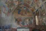<center>Chapelle saint Antoine.</center>L’intérieur est couvert de fresques du 15ème. Deux peintres sont intervenus car les pigments et le travail sont différents. L’un a peint le bas avec les vices et les vertus en partie effacées , ainsi que le chevet avec la crucifixion et saint Antoine. L’autre a peint le haut avec les tableaux relatant la vie de saint Antoine avec des commentaires en dialecte local.