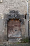 <center>Clans</center>La Maison Claustrale.
Louis Serre, archiprêtre la Collégiale, secrétaire du Comte de Beuil la fit construire en 1515. On peut voir au-dessus de la porte un linteau de pierre noire sculpté de son blason : « écusson à triple chevron, entouré de l'inscription serbe ». Conséquence de la Révolution, en 1794 elle fut vendue comme bien national. Puis en 1824 une partie attenante à l’Église a subi un grave incendie.