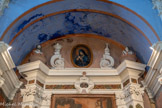 <center>L’église Sainte Marie </center>Autel et retable des Ames du Purgatoire. Le fronton présente des pots à feu remplacés par des chaudrons où les âmes sont brûlées par les flammes du Purgatoire. Deux têtes de mort portent, l'une une couronne royale, l'autre une mitre : même les notables seront jugés. Au centre du fronton se trouve l'effigie peinte de la Vierge des sept Douleur qui sont 1. La prophétie du saint vieillard Siméon.
2. La fuite en Egypte.
3. La disparition de Jésus au Temple pendant trois jours.
4. La rencontre de Jésus portant Sa croix et montant au Calvaire.
5. Marie debout au pied de la croix.
6. La descente de Jésus de la croix et la remises à Sa Mère.
7. L’ensevelissement de Jésus dans le sépulcre..
