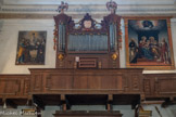 <center>L’église Sainte Marie </center>Au-dessus de la plate-forme un motif de rideau maintenu par des cordons à glands est
surmonté d'un fronton dont la décoration sculptée, de goût français, encadre un cartouche où
figure l'invitation du psaume 150 (