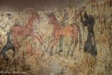 <center>Les fresques de la Collégiale</center>Le premier cavalier est un protagoniste qui meurtrit le cerf de son arc. Son graphisme est fort similaire à celui de la tapisserie de Bayeux du XIe siècle. Le port de la cotte de maille et les étriers nous renseignent sur les usages du Moyen-Âge. À partir de ce protagoniste l’arrière-plan, un drapé décoratif,  disparait faisant de la suite des évènements une scène de repeints.