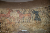 <center>Les fresques de la Collégiale</center>Dans l’abside médiévale de la Collégiale Saint Marie de Clans des éléments peints illustrent une curieuse scène de chasse. Ces peintures murales, dont la technique est réalisée « à sec », se situent derrière le Maître-Autel dans la partie méridionale de l’édifice. C’est l’ancien chœur de l’église primitive du XIe siècle, d’architecture romane, qui comprenait une abside semi-circulaire, une nef droite guère plus grande qu’une chapelle et un clocher lombard remanié au XXe siècle. Cette peinture du bas Moyen-Âge présente un bestiaire identifié comme une scène de chasse du XIVe siècle. Cette datation suscite encore des débats dans le milieu scientifique. L’œuvre pourrait éventuellement être considérée comme « contemporaine de la première église Sainte Marie », donc du XIe.