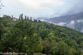 <center>Clans</center>Le village, avec le clocher de la Collégiale. Sur l'autre versant, on aperçoit le village du Bairols, au centre, au-dessus des dernières maison de Clans.