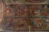 <center>Chapelle des Pénitents blanc</center>Registre supérieur. Entrée de Jésus à Jérusalem, monté sur un âne et bénissant, accueilli par les habitants de Jérusalem : manteau étendu à terre, branchages coupés. Les marchands chassés du temple. La dernière Cène : la veille de sa Passion, Jésus prend son dernier repas avec ses disciples, institue l'Eucharistie et découvre la trahison de Judas (habit rouge, poisson à la main gauche, main droite en recherche de...) Sur la table, l'agneau pascal, le pains et les coupes de vin, le couteau.<br>
Registre inférieur. La montée du Christ au Calvaire, aidé par Simon, originaire de Cyrène . La mise en Croix. La Crucifixion.