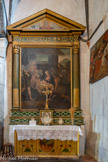 <center>L'église Saint-Martin. </center>L'Adoration des bergers, par Guillaume Planeta, 1665. Elle est décrite dans une ambiance nocturne, très fidèle à la tradition iconographique favorisée par le Concile de Trente. Au centre, l'Enfant Jésus, couché sur la paille, entre Marie en adoration et Joseph, en conversation avec un berger. Derrière Joseph, Jean Baptiste, le Précurseur. A droite, un berger s'agenouille tout en tenant son offrande, un agneau. En arrière, un autre berger  soulève son chapeau et un saint avec une branche de lys. Dans le fronton triangulaire un Dieu le Père bénissant. L'antepandium en cuir de Cordoue présente en son centre un médaillon avec la Vierge à l'Enfant, avec à ses pieds trois personnages au purgatoire. Sur le mur, à droite : Esther restitue sa bague à Assuérus qui la couronne reine dans le faste du palais de la cour. D'après Rubens Pierre Paul. 17e siècle