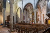 <center>L'église Saint-Martin. </center>Son plan reste strictement basilical : vaste salle rectangulaire, à chevet totalement plat, divisée en trois nefs par des colonnades. Dans la nef, nervures et arcs doubleaux en plein cintre retombent sur des pilastres engagés assez minces qui s’appuient, avec les arcs transversaux, sur des colonnes à chapiteaux ornés de feuilles d’eau et de bouton. Dans les bas-côtés, ce sont des colonnes engagées qui reçoivent directement ces supports. Au fond, caché par le premier pilier du bas-côté, le banc d'œuvre avec pupitre et banquette ainsi qu'un haut lambris d'appui avec fronton arrondi en chapeau de gendarme. Pièce de mobilier agrémentée de panneaux moulurés rappelant la chaire à prêcher. Banc d'œuvre de la confrérie des Âmes du Purgatoire. 17e siècle.