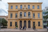 <center>Ancien hôtel de ville d'Hyères.</center>Le « petit casino » est construit en 1864 pour satisfaire les demandes des hivernants. C'est alors un modeste cercle de jeu où se produisent aussi les artistes en tournée. Il ne compte alors qu'un seul étage. A cause de difficultés financères, il est mis en vente en 1895. En 1912, lors d'une délibération du conseil municipal, l'acquisition de l'immeuble en vue de son aménagement en hôtel de ville est votée. 1965, suite à une délibération, on décide l'exhaussement de l'hôtel de ville comprenant 15 pièces supplémentaires.