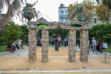 <center>La Banque, musée des Cultures et du Paysage. </center>Oscar Dominguez.
(San Cristôbal de La Laguna (îles Canaries). 1906 - Paris. 1967).
Monument au chat, 1953.
Sculpture de pierres assemblées sur un socle en béton, ornée de câbles d'acier pour les moustaches et de deux plaques de verre teintées pour les yeux. André Breton et les surréalistes, sensibles à la peinture d'Oscar Dominguez dont l'automatisme défiait la raison, l'intègrent à leur groupe dès 1935. Il participe à l'Exposition Internationale du Surréalisme en 1938. Volontiers violent et provocateur, c'est, disait Brassai, « un ours mal léché à la tête d'hidalgo gigantesque ».
Il devient, en 1952, l'amant tapageur de Marie-Laure de Noailles. Invité dans son château d'Hyères, il sculpte en 1953 ce félin hiératique telle une divinité. Mais en panne de création, détruit par l'alcool, il se suicidera en 1957.
La ville d'Hyères devenue propriétaire en 1973 du château Saint-Bernard (rebaptisé villa Noailles) a assuré la conservation du Monument au chat jusqu'à sa nouvelle vie dans le jardin du musée.