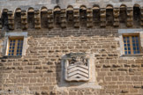 <center>Château de Suze-la-Rousse</center>Blason de la famille La Baume, seigneur de Suze de 1426 à 1799.