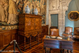 <center>Appartements grand siècle. Chambre à l'alcôve.</center>En arrière plan, l’arc en anse de panier sculpté de feuillages de l'ancôve. <br>Fauteuils. France, vers 1720 Bois sculpté et ciré, cuir. Œuvre récupérée à la fin de la Seconde Guerre mondiale et confiée par l’office des Biens et Intérêts Privés à la garde des Musées nationaux. <br>Le cabinet marqueté à gauche. Au premier plan, bureau Mazarin. France, début du 18e siècle ?
Sapin plaqué de noyer, aux moulures teintées en noir, bronze.