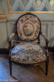 <center>Appartement ancien régime. Antichambre.</center>Fauteuil à la reine. 
Attribués à Pierre-Nicolas Pillot (1748-1822), menuisier, Nîmes, vers 1780.
Noyer, tapisserie d'Aubusson. Ce mobilier est d'époque Louis XVI. Il représente la première phase du néoclassicisme qui se caractérise par l’adoption de la ligne droite (piètement et ceinture de l'assise). Cette rigueur géométrique est néanmoins compensée par l'élégance des formes (dossier en médaillon) et le raffinement des détails (roses et feuilles de laurier sculptées sur le dossier et la ceinture de l'assise).
