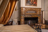 <center>Appartement ancien régime. Chambre de Madame.</center>La maîtresse de maison y reçoit une société d'hôtes choisis. Ceux-ci prennent place sur des sièges disposés autour du lit, dans un espace que l'on nomme « la ruelle ».