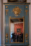 <center>Appartement ancien régime. Grand cabinet.</center>Table d’applique et trumeau. France, 18e siècle. Bois sculpté peint et doré, marbre, trumeau de glace en bois sculpté peint et doré.