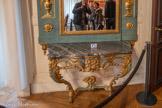 <center>Appartement ancien régime. Grand cabinet.</center>Table d’applique et trumeau. France, 18e siècle. Bois sculpté peint et doré, marbre, trumeau de glace en bois sculpté peint et doré.