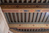 <center>Appartement ancien régime. Grand cabinet.</center>Laurent Ratto. Plafond à la française, 1er tiers du XXe siècle, polychromie. En usage du Moyen Âge jusqu'au XVIIe siècle, ces plafonds peuvent être ornés d'armoiries et de tout type de scènes. Celui du grand cabinet reçoit un décor qui puise dans le répertoire maniériste des grotesques où animaux fantastiques, sphinges ailées, masques pompéiens et fleurs de lys stylisées se côtoient.