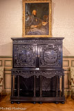 <center>Salle du Roi.</center>Cabinet. Paris, 17e siècle.
Sapin, noyer, placage en ébène et poirier noirci, marqueterie en poirier noirci, houx, palissandre, amarante, satiné, ivoire, miroirs. Le cabinet d’ébène est un meuble d'apparat produit dans la région parisienne entre les années 1640 et 1650, à la suite de l'importation de la technique flamande et germanique de l'ébénisterie en France. L'iconographie du cabinet de Grignan évoque un répertoire mythologique et biblique. La partie supérieure qui repose sur un piétement à six colonnes est fermée par de grands vantaux qui figurent des épisodes de l'ancienne testament.