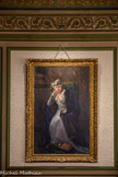 <center>Salle du Roi.</center>Portrait de Marie Fontaine, alors agée de 64 ans, par Frédérique Vallet-Bisson (1865-1949). France, 1917. Huile sur toile. L'arrière-plan est occupé par des éléments théâtraux structurants, tels que la base d'une colonne en marbre et un tombé de rideau ocre. Le fauteuil de style Louis XIV, muni d’un haut dossier est recouvert d'une étoffe aux tons verts, rappelle des modèles similaires acquis par Marie Fontaine. Cette dernière pose le pied sur un carreau, coussin carré en velours destiné au XVIIe siècle à s'asseoir ou s’agenouiller.