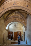 <center>Entrée Renaissance.</center>Construite dans les années 1500 par Gaucher Adhémar, cette entrée comprend un escalier droit voûté sur croisées d’ogives. Reliant l’ancien logis médiéval à la galerie d’un appartement situé en contrebas, elle constitue l’axe principal du château jusqu’à la fin du 17e siècle. En ruine au début du 19e siècle, elle est reconstruite à l’identique dans les années 1920. Les armes de la famille des Adhémar sont composées d'un écu d'or et de trois bandes d'azur. Marie Fontaine insère celles de la branche maternelle de sa famille, les comtes de Heerdt : un écu d'argent et une bande noire.