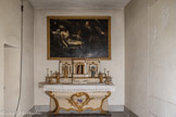 <center>Le château de Grignan.</center>Autel. Provence, 18e siècle. Bois sculpté, peint et doré.
<br>La déploration des anges sur le Christ mort. Lombardie (Italie), 17e siècle. Huile sur toile. <br>A droite, sur le mur : The unnamed feeling. Andrea Mastrovito (né en1978). Grignan, 2015. Plâtre incisé.