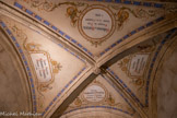 <center>Entrée Renaissance.</center>Laurent  Ratto, décor peint, 1er tiers du XXe siècle. Sur les voûtains, des peintures néogothiques entourent le nom de quatre figures centrales de la famille Adhémar, seigneurs de Grignan durant plus de cinq siècles.