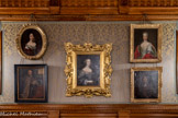 <center>La galerie.</center>Importée d'Italie, la mode des galeries de tableaux se développe en France au 16e siècle. Mêler des portraits de famille à ceux de personnages puissants permet de glorifier ses ancêtres», d’exposer ses alliés et d'honorer le roi. L’accrochage de la galerie répond à ces principes : les effigies des Adhémar (la comtesse de Rochebonne, sœur du comte de Grignan, et Gaucher Adhémar y côtoient les princes de sang, Louis XIV, la Grande Mademoiselle, une princesse). <br>En haut :  Portrait présumé de Thérèse de Grignan, comtesse de Rochebonne. Provence, fin du 17e siècle. Huile sur toile ; Portrait présumé d'une princesse. Milieu du 18e siècle Huile sur toile. <br>En bas : Portrait présumé de Gaucher Adhémar. France, 17e siècle Huile sur toile. Revêtu d'une armure d'apparat il est agenouillé sur un prie-Dieu recouvert d'une étoffe écarlate arborant le blason familial entouré du collier de l'ordre de Saint-Michel ; Portrait de Louis XIV. France, fin du 17e siècle, début du 18 siècle. Huile sur toile. <br>Au centre : Portrait présumé d’Anne-Marie-Louise d’Orléans, duchesse de Montpensier.
Louis Elle, dit Ferdinand l’Aîné (1612-1689) France, 17e siècle. Huile sur toile.